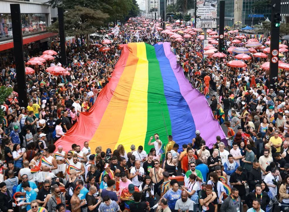 Parada LGBT+ movimenta a capital paulista