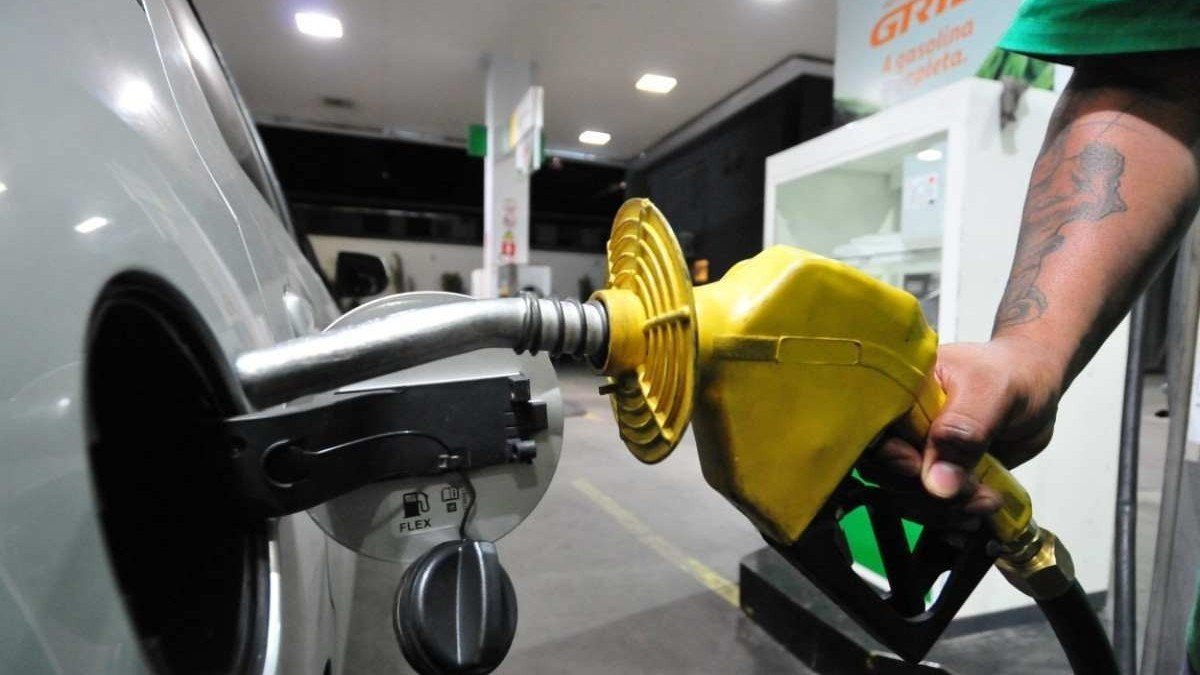 Gasolina com mais etanol entra em vigor no Brasil