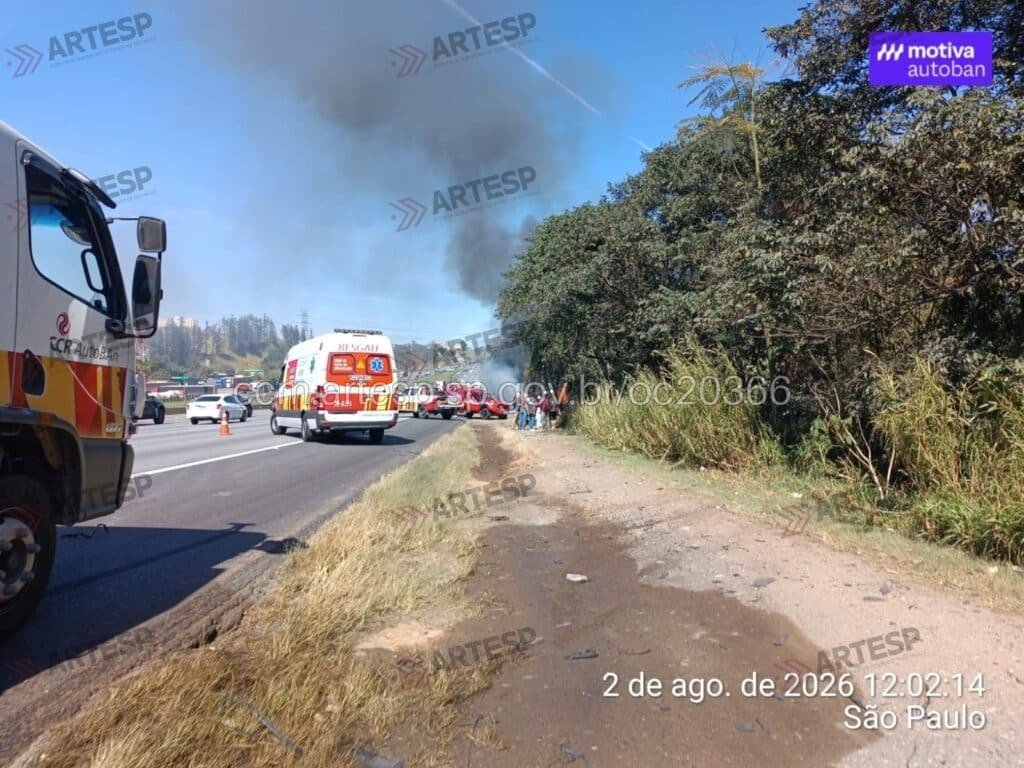 Carro capota, pega fogo e deixa quatro feridos na Rodovia dos Bandeirantes, em Caieiras