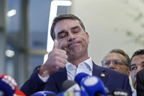 Emendas de Flávio Bolsonaro pagam entidade investigada