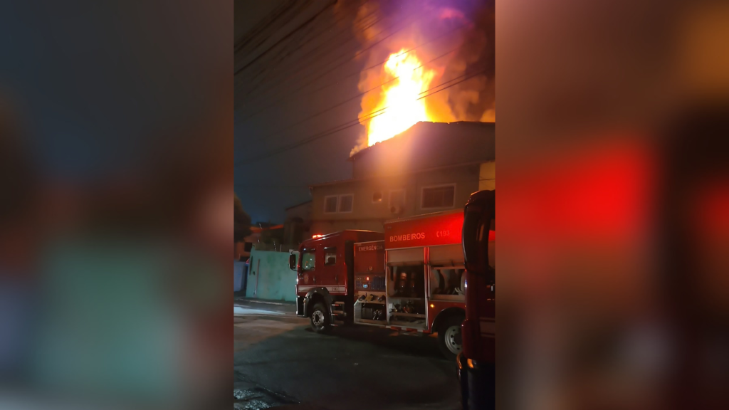 Incêndio de grandes proporções atinge fábrica na zona sul de São Paulo