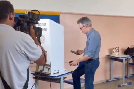 Zema vota com celular na cabine e diz que não foi alertado