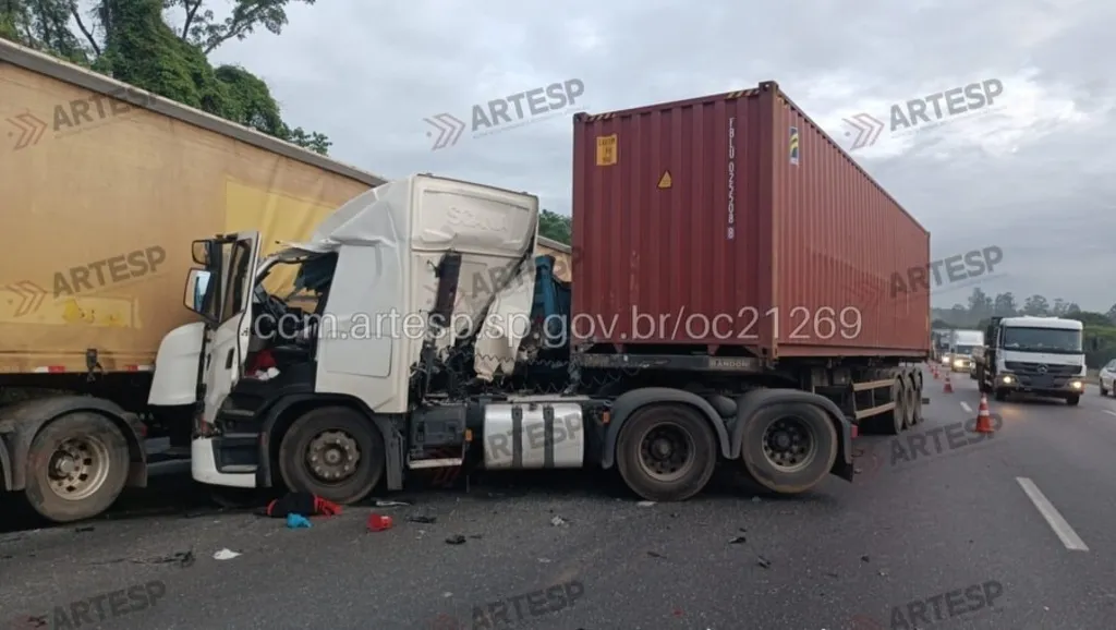 Acidente entre caminhões trava Bandeirantes em Caieiras