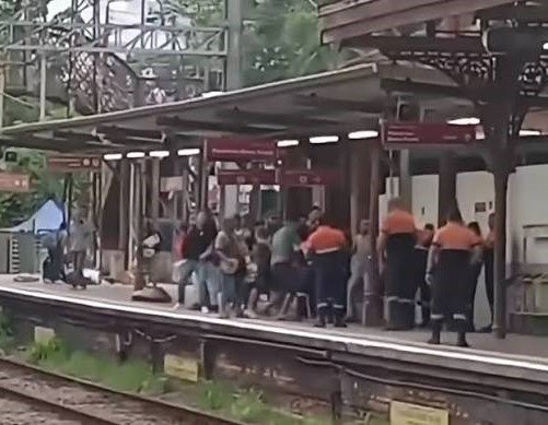 Confusão entre ambulantes e agentes termina com detenção em Caieiras